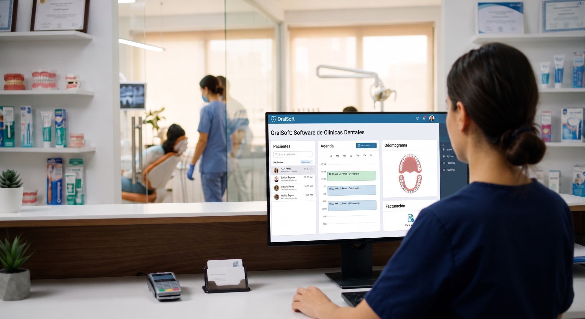 Recepción de una clínica dental con el software dental OralSoft abierto en la pantalla del mostrador.